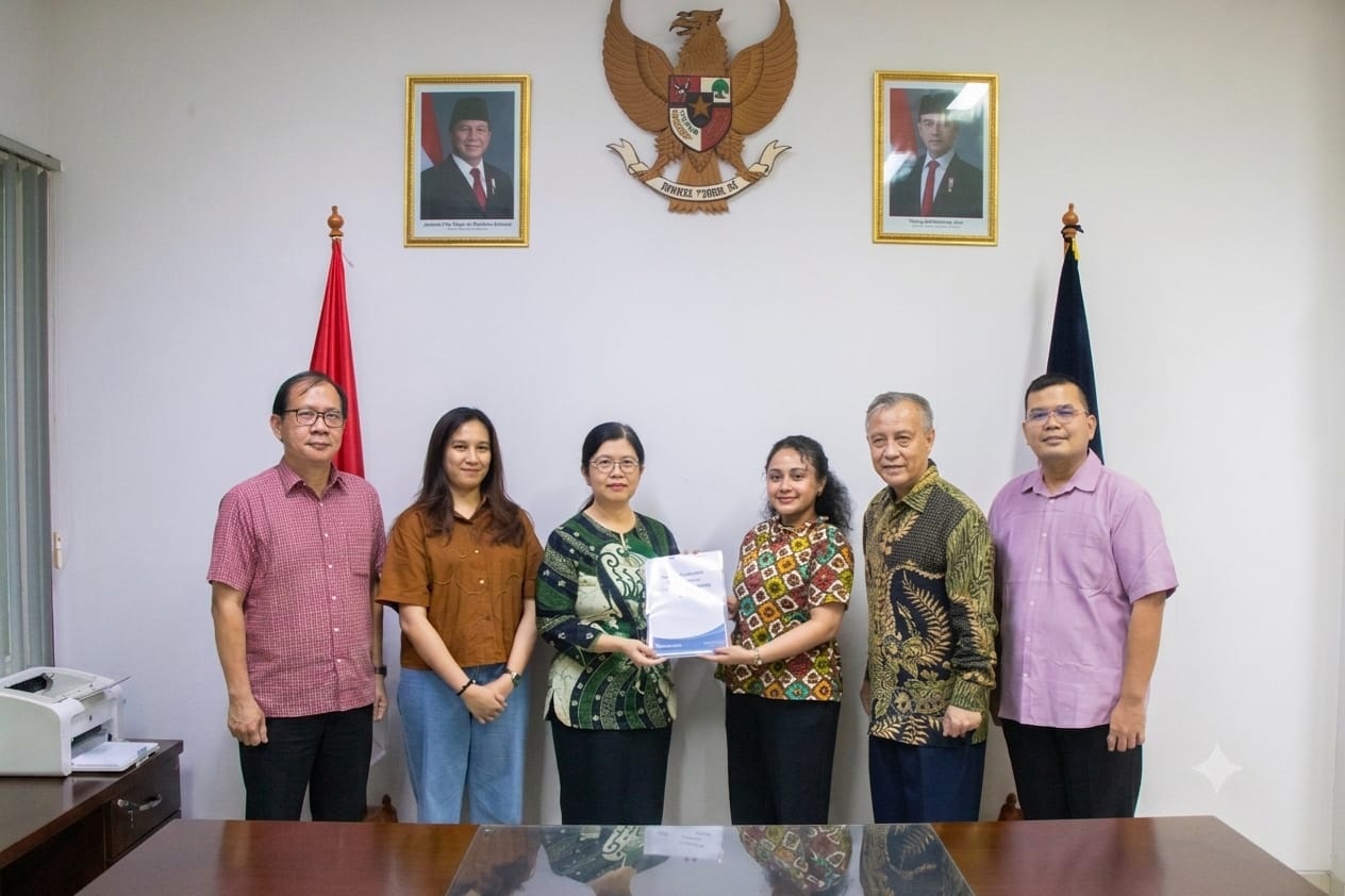 Penyerahan Laporan RTM olek Kepala Unit Penjaminan Mutu